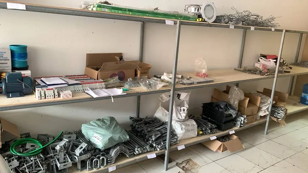 Ferragens galvanizadas, disjuntores e motor elétrico