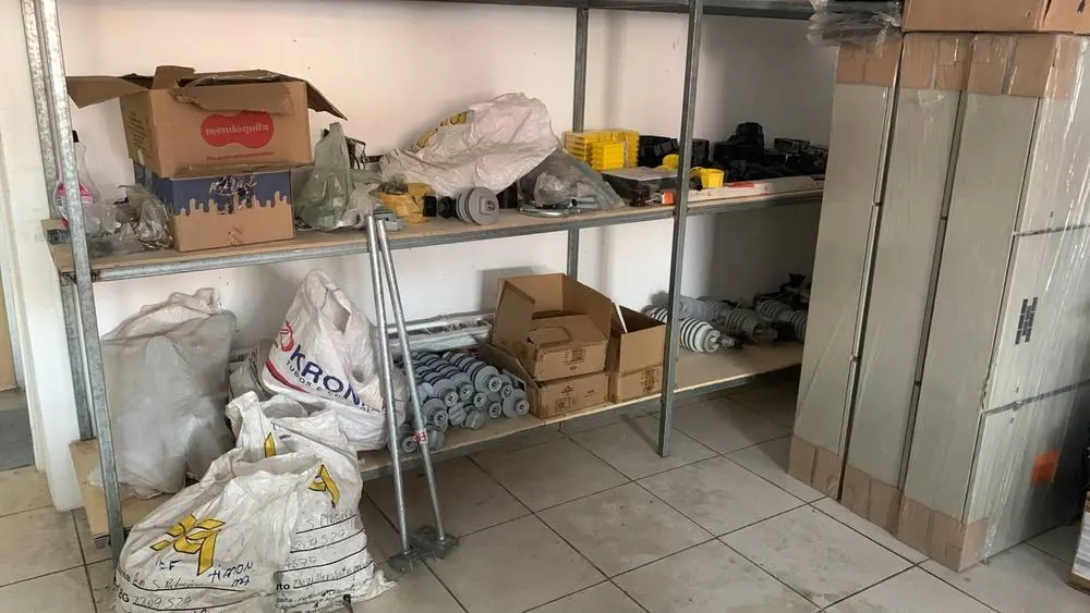 Isoladores poliméricos e para-raios em prateleira
